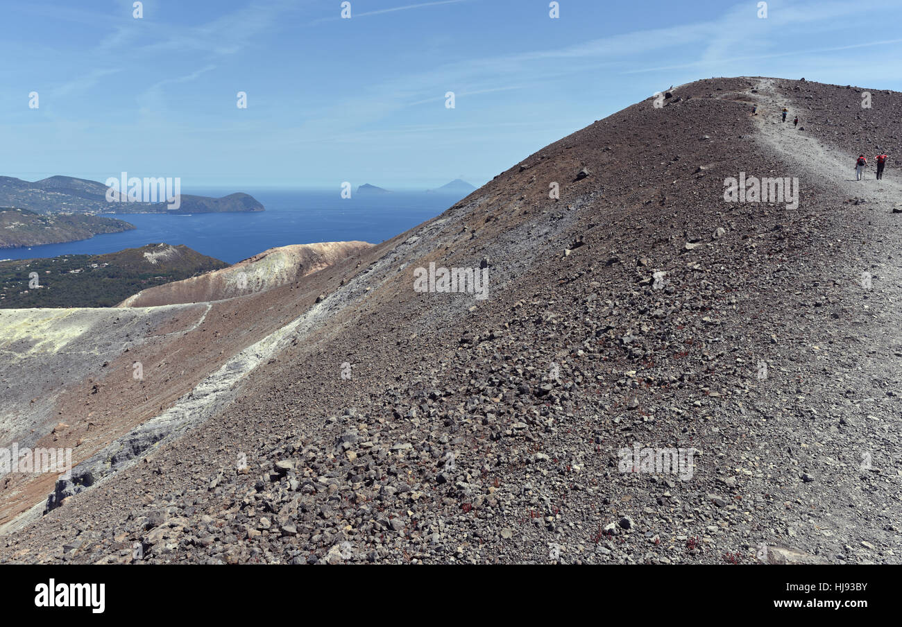 Wandern rund um den Gran Cratere auf Vulcano, einer der Äolischen Inseln vor Sizilien Stockfoto