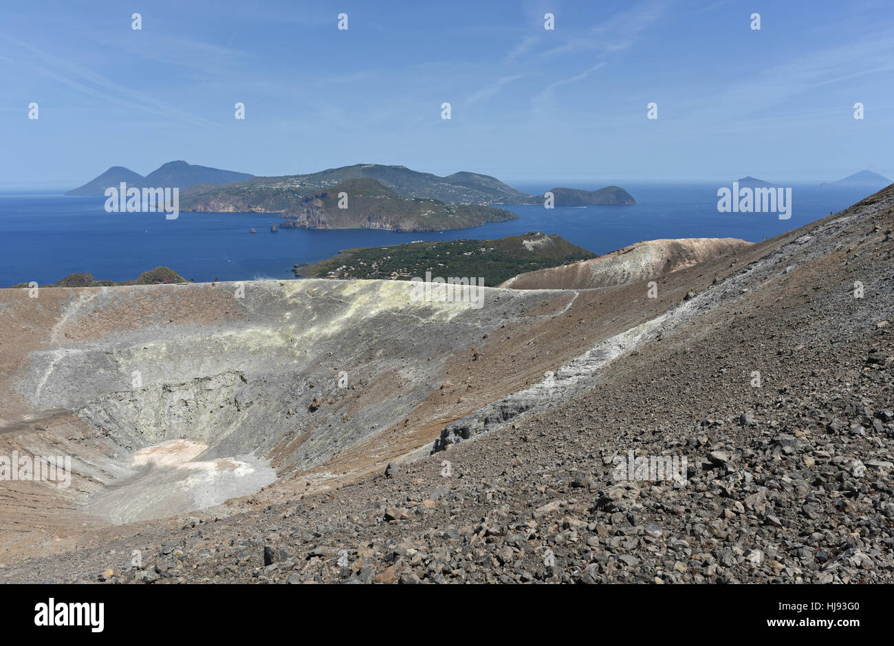 Wandern rund um den Gran Cratere auf Vulcano, einer der Äolischen Inseln vor Sizilien, Salina, Stromboli und Panarea in der Ferne Stockfoto