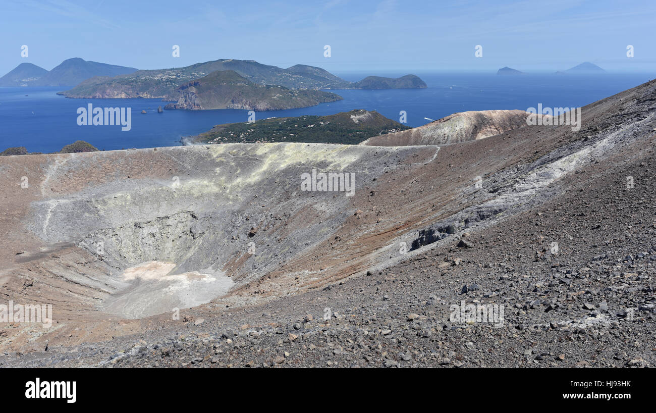 Wandern rund um den Gran Cratere auf Vulcano, einer der Äolischen Inseln vor Sizilien, Salina, Stromboli und Panarea in der Ferne Stockfoto