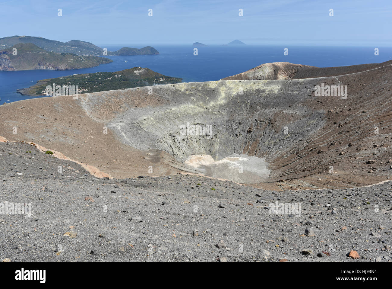 Wandern rund um den Gran Cratere auf Vulcano, einer der Äolischen Inseln vor Sizilien Stockfoto