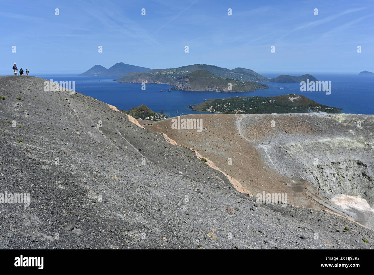 Blick von der Gran Cratere Vulcano und mehrere von den anderen Äolischen Inseln wie Lipari, Salina und Panarea Stockfoto