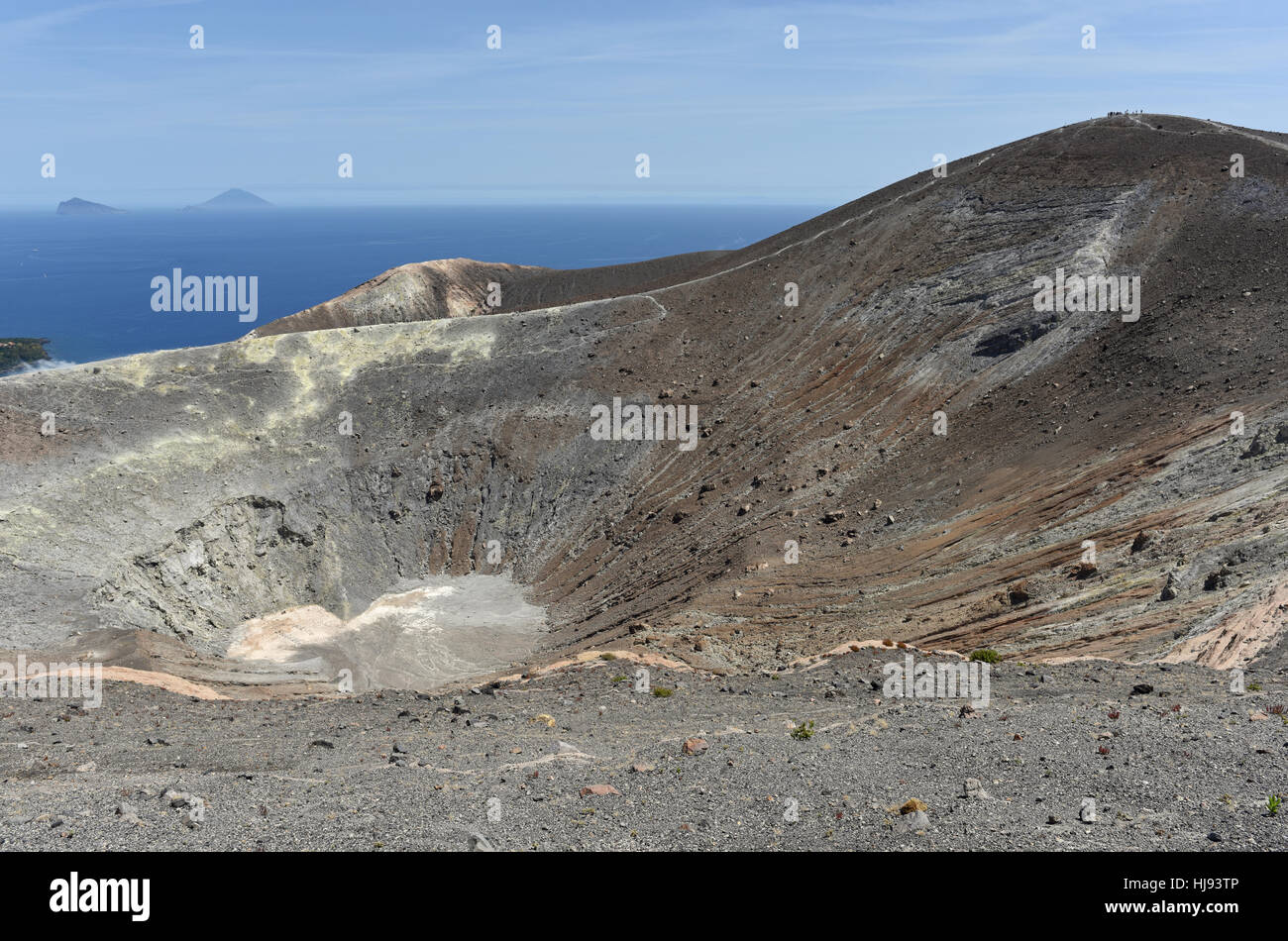 Wandern rund um den Gran Cratere auf Vulcano, einer der Äolischen Inseln vor Sizilien, Panarea und Stromboli in der Ferne Stockfoto