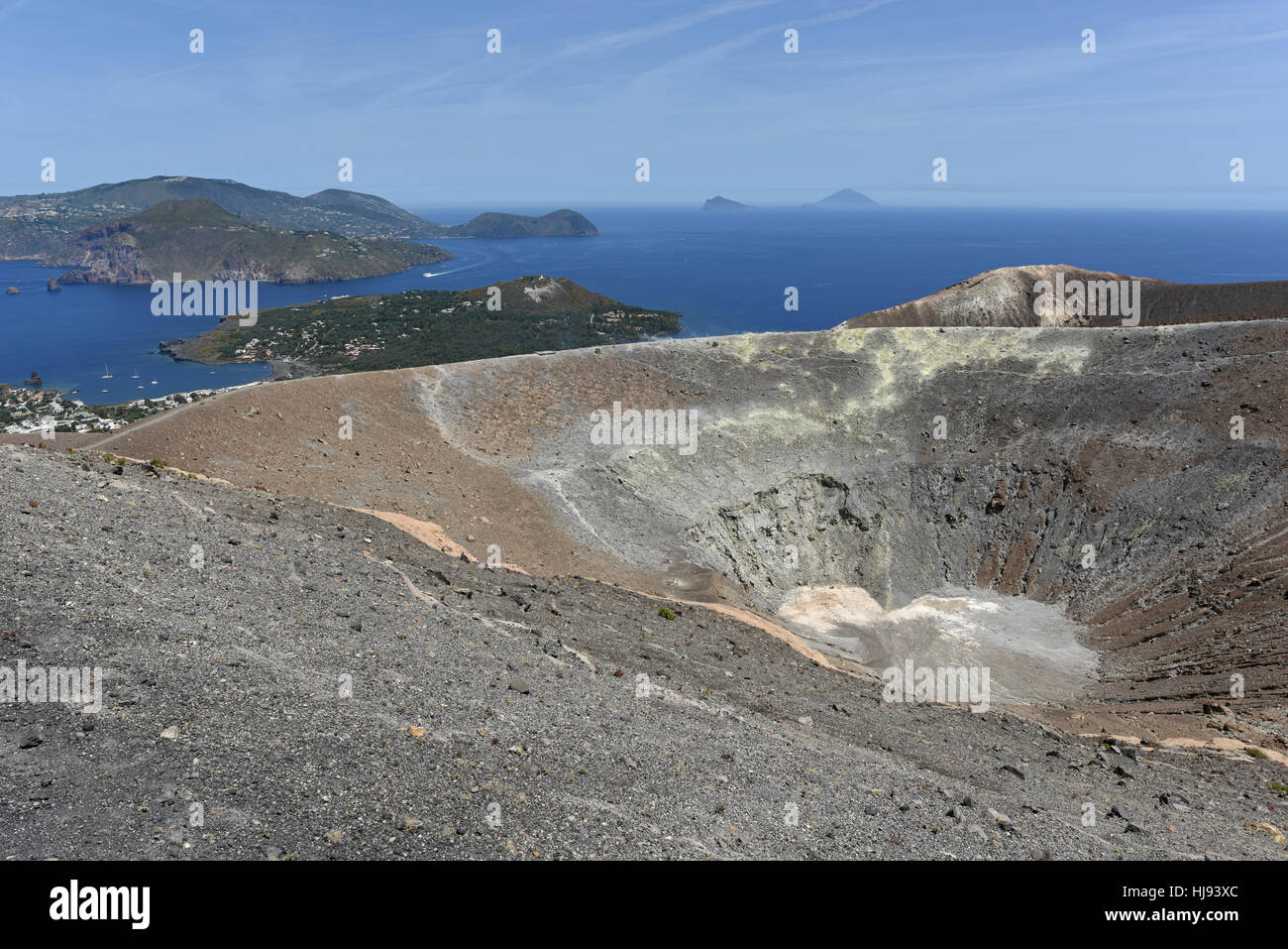 Wandern rund um den Gran Cratere auf Vulcano, einer der Äolischen Inseln vor Sizilien, Panarea und Stromboli in der Ferne Stockfoto