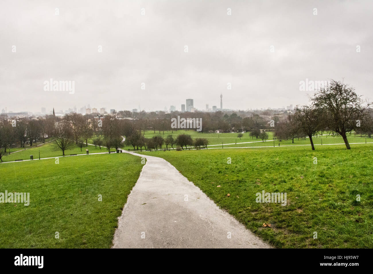 Primrose Hill, gegenüber Regents Park und London Zoo, an einem bewölkten Tag im Januar. Stockfoto