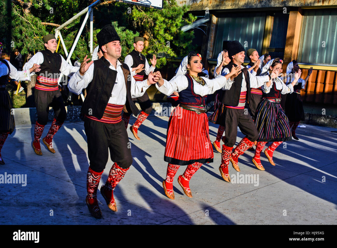 Ivanovo, Serbien, 15. August 2016. Die Gruppe von jungen Menschen tanzen traditionelle Volkstänze aus der Gegend von Serbien. Stockfoto