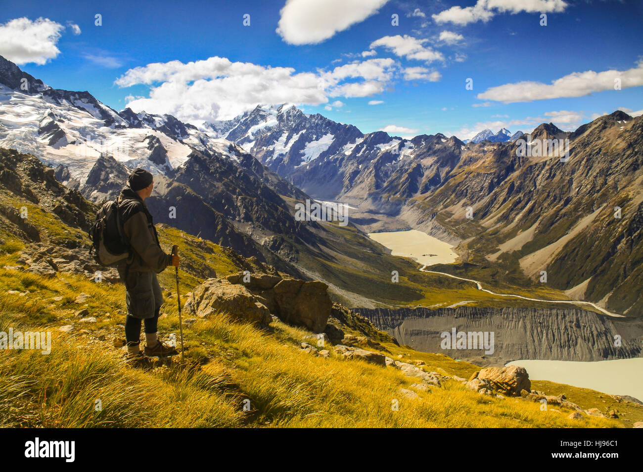 Isolierter Wanderer Profil Landschaftsansicht Mueller Hut Track Wanderung Mount Cook Nationalpark Skyline Neuseeland Südalpen Berge Sonnentag Stockfoto