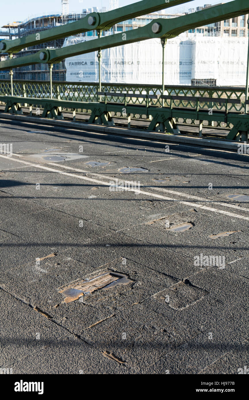 Großaufnahme von Schäden und Schlaglöchern auf der Hammersmith Bridge in West London, England, Großbritannien. Stockfoto