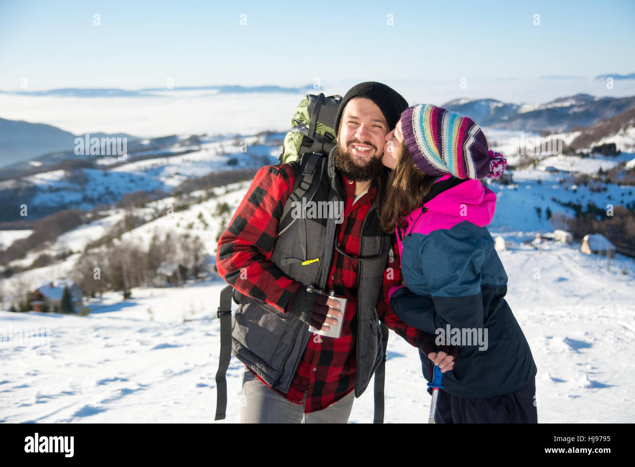 Wählen Sie paar Küssen auf dem schneebedeckten Berg Stockfoto