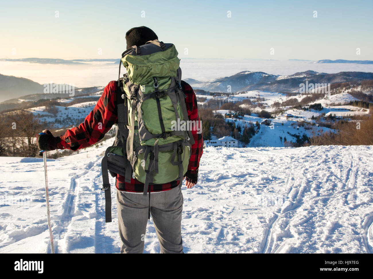 Backpacker auf Schnee bedeckten Berg Wandern. Winter aktiv Zeit Stockfoto