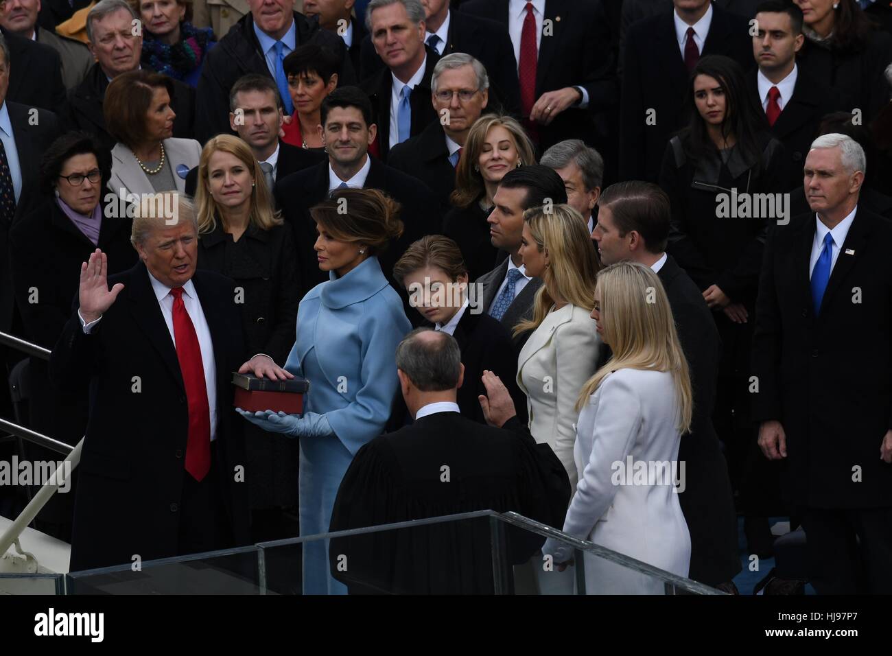 Präsident Donald Trump nimmt den Amtseid von Chief Justice John Roberts als seine Frau Melania, hält zwei Bibeln, eine persönliche Familie Bibel und die Bibel, die Präsident Lincoln verwendet bei seiner ersten Amtseinführung und umgeben von seinen fünf Kindern 20. Januar 2017 in Washington, DC. Trump wurde der 45. Präsident der Vereinigten Staaten. Stockfoto