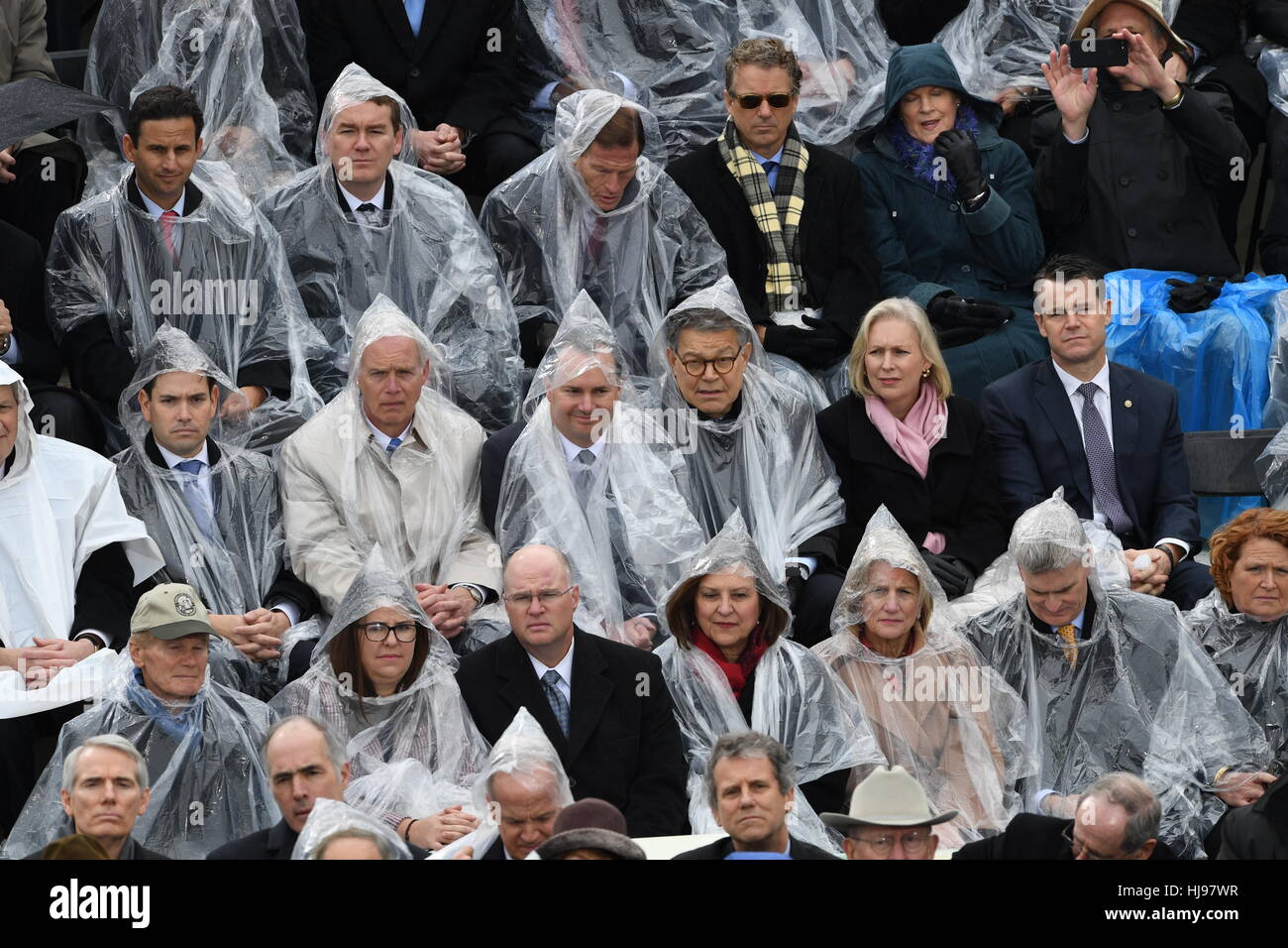 US-Senatoren tragen Regenponchos während ein kurzer Regenschauer bei der Präsident Eröffnungs-Zeremonie auf dem Capitol Hill 20. Januar 2017 in Washington, DC. Donald Trump wurde der 45. Präsident der Vereinigten Staaten in der Zeremonie. Stockfoto
