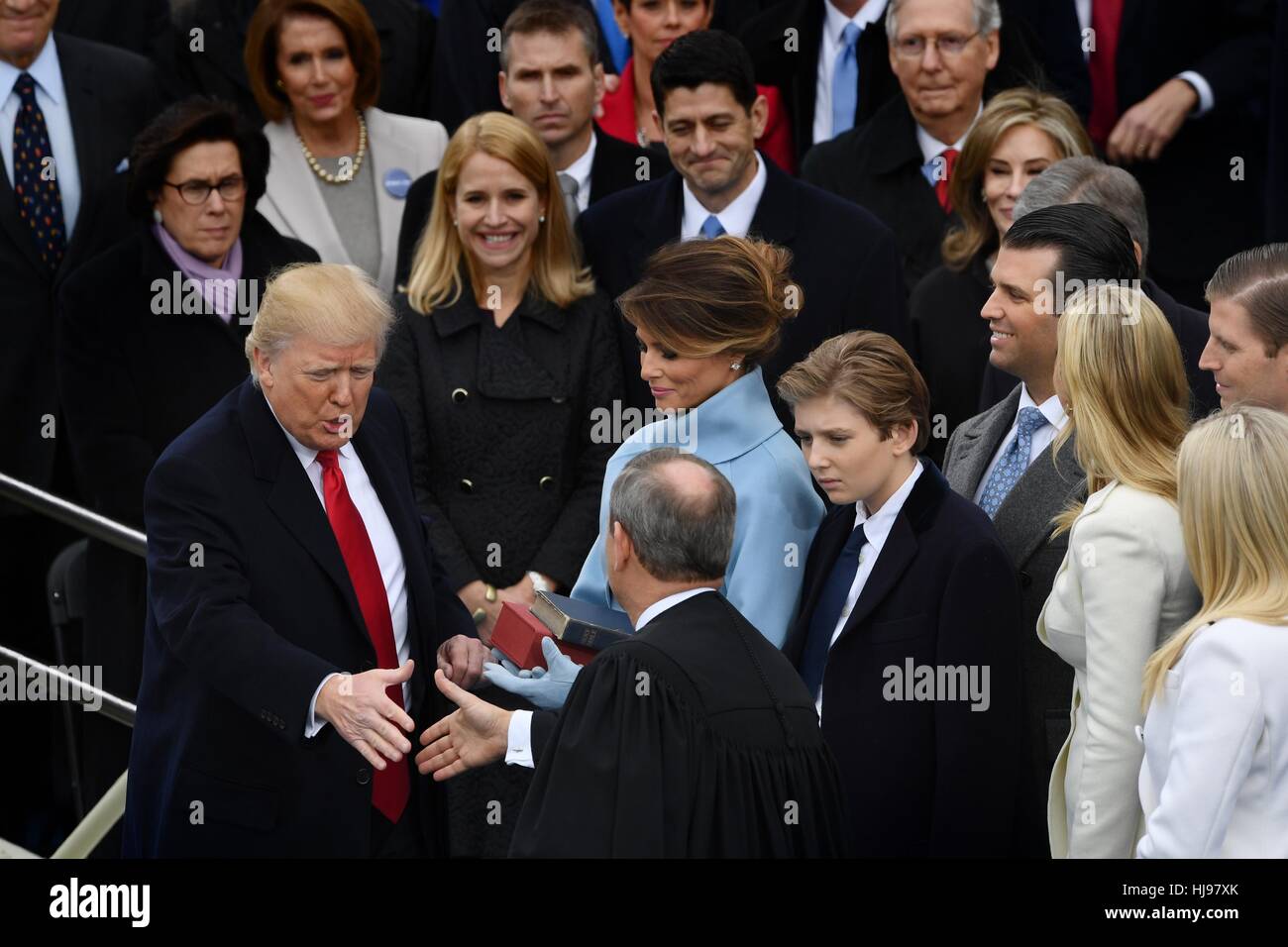 Präsident Donald Trump schüttelt Hände mit Chief Justice John Roberts nach den Amtseid als der 45. Präsident umgeben von seiner Frau Melania und fünf Kinder 20. Januar 2017 in Washington, DC verwalteten. Stockfoto