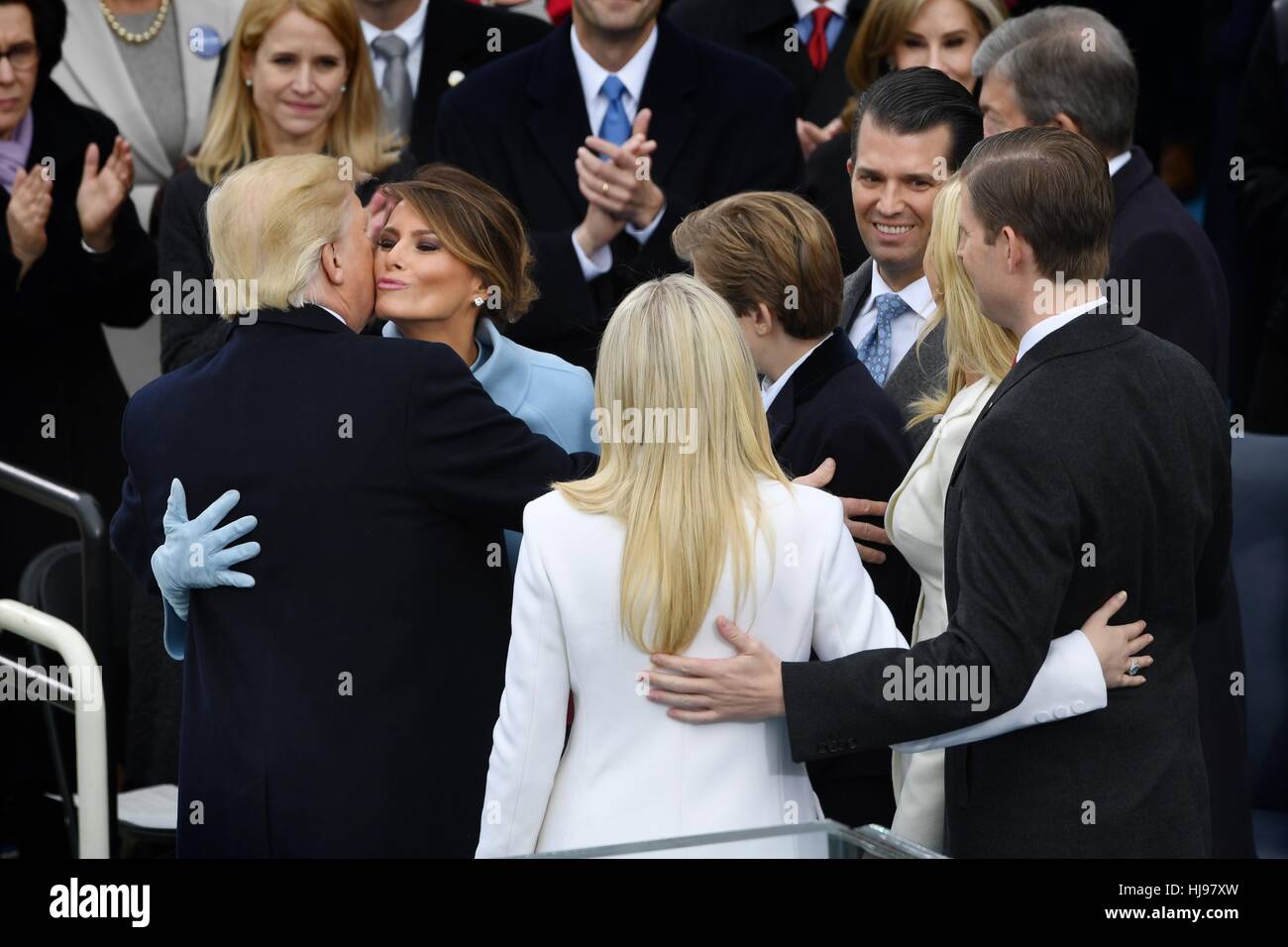 Präsident Donald Trump umarmt seine Frau Melania nach den Amtseid als der 45. Präsident, umgeben von seinen fünf Kindern 20. Januar 2017 in Washington, DC. Stockfoto