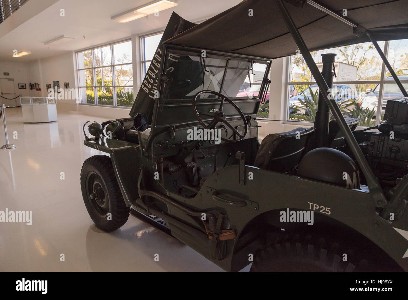 Santa Ana, CA, USA - 21. Januar 2017: Dunkel grün 1943 Ford GPW Militärjeep angezeigt im Lyon Air Museum in Santa Ana, Cal Stockfoto