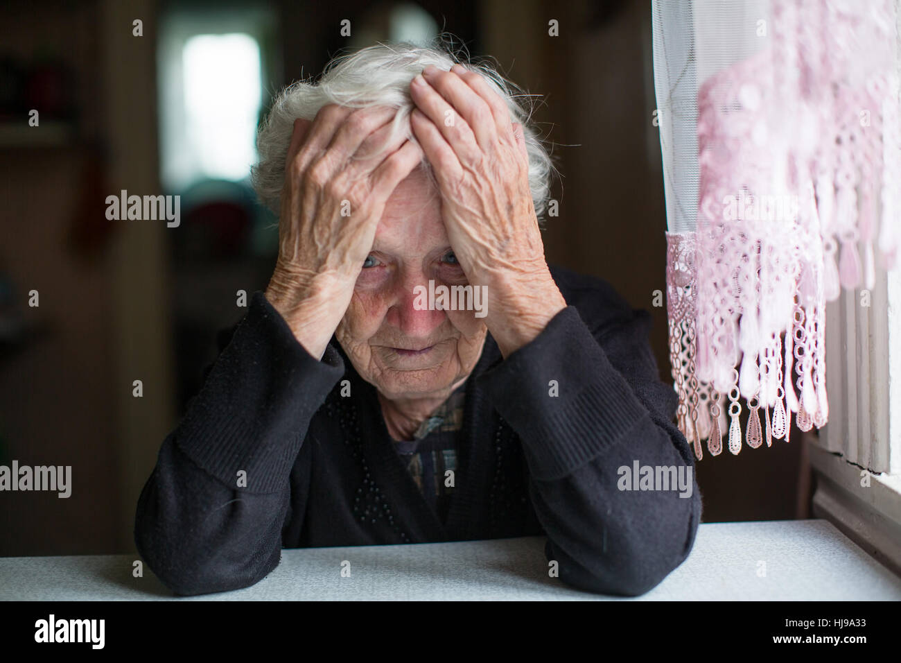 Eine ältere Frau in einen Zustand der Depression. Stockfoto