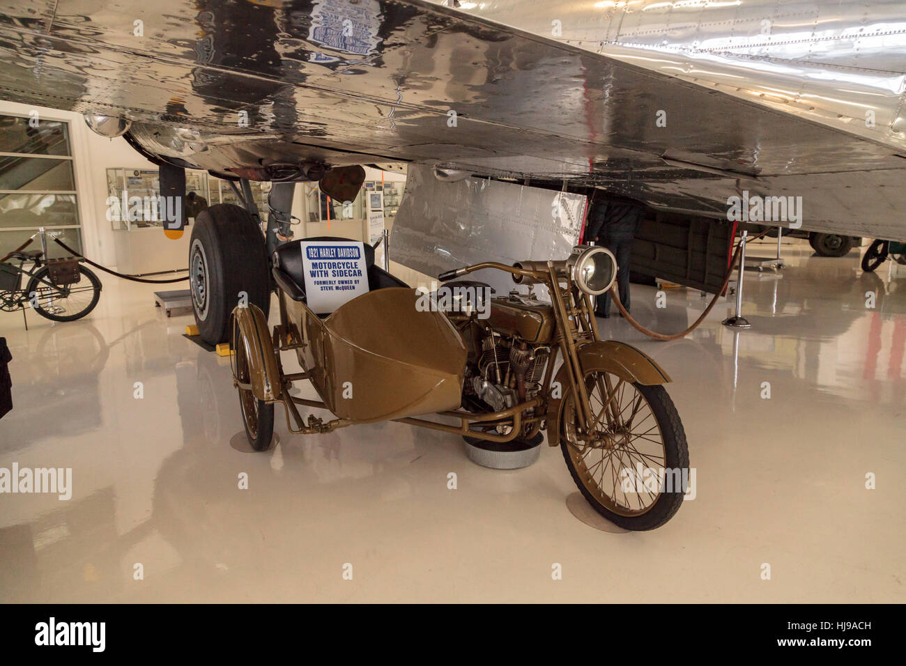 Olivgrün 1921 Harley Davidson Motorrad und Beiwagen angezeigt im Lyon Air Museum in Santa Ana, Kalifornien Stockfoto