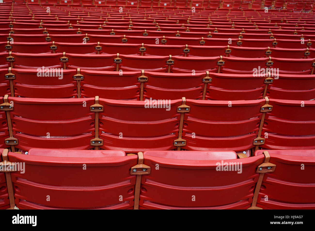 Reihen von roten Klappstühlen an offenen Theater Stockfoto