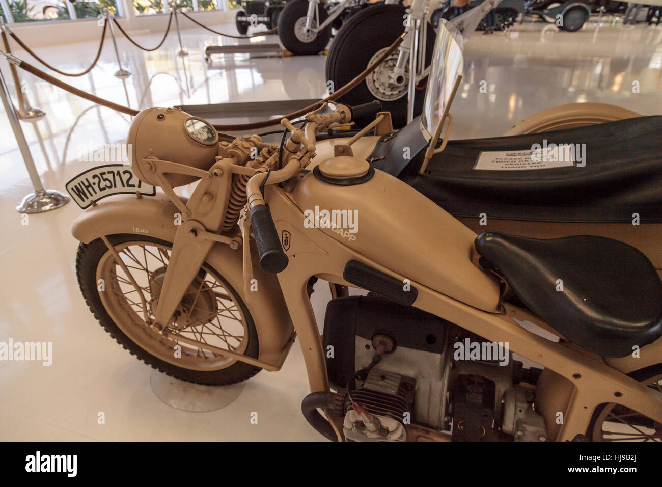 Tan Zündapp Motorrad angezeigt im Lyon Air Museum in Santa Ana,  Kalifornien, USA Stockfotografie - Alamy