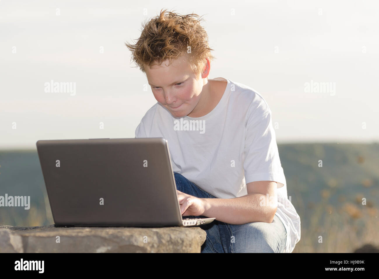 Kerl, Laptop, Notebook, Computer, Computer, lachen, lachen, lachen, Twit, Stockfoto