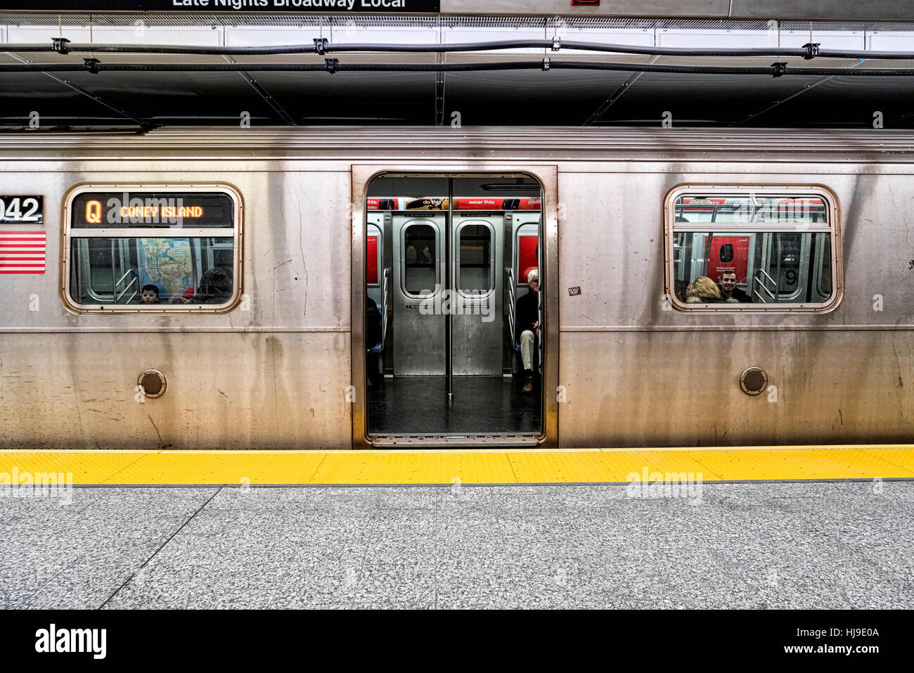NYC, zweite Avenue u-Bahnlinie, 96th Street Station. Q-Zug, Türen öffnen, warten auf Passagiere Stockfoto