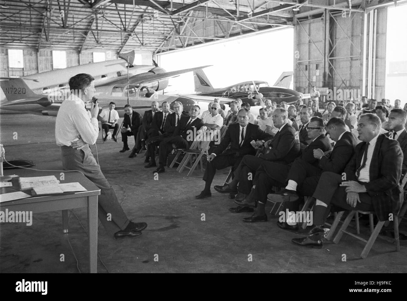 Najeeb Halaby im Gespräch mit Mitgliedern der FAA Stockfoto