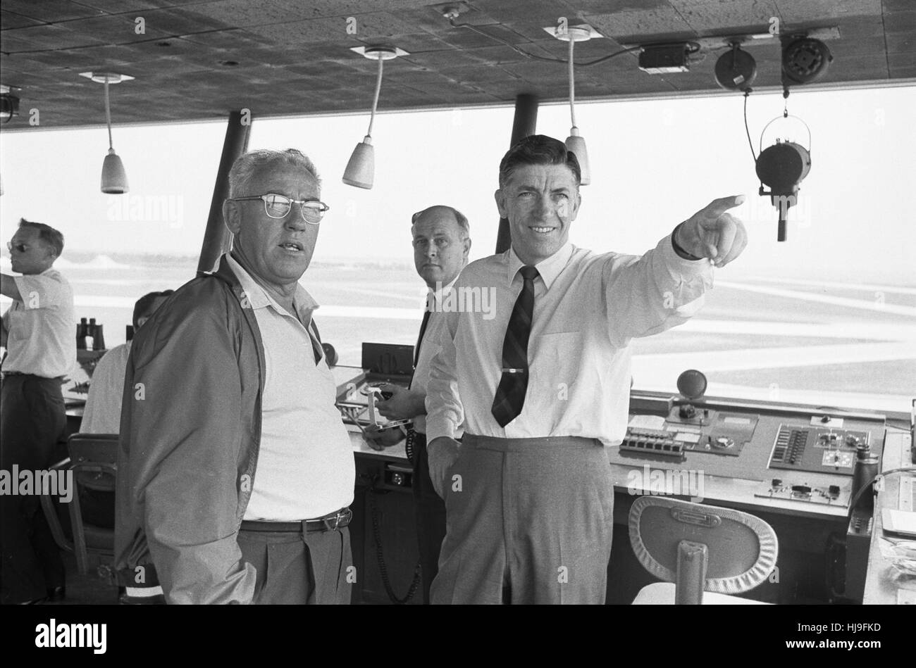 Najeeb Halaby, rechts, im Gespräch mit Flight Controller Stockfoto
