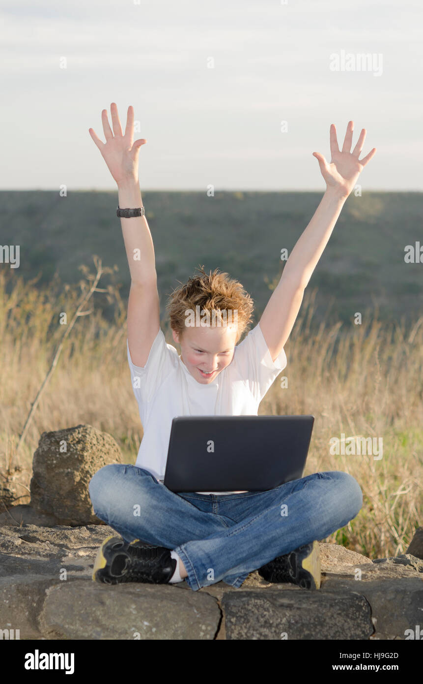 Laptop, Notebook, Computer, Computer, Hand, Hände, Teen, Teenager, Jugendliche, Stockfoto