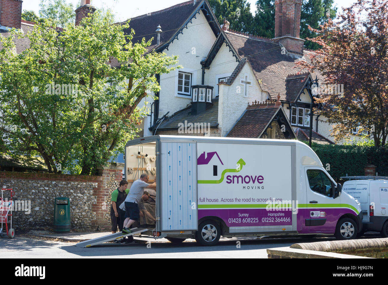 Haus Inhalt entfernen Van, alte London Road, Mickleham, Surrey, England, Vereinigtes Königreich Stockfoto