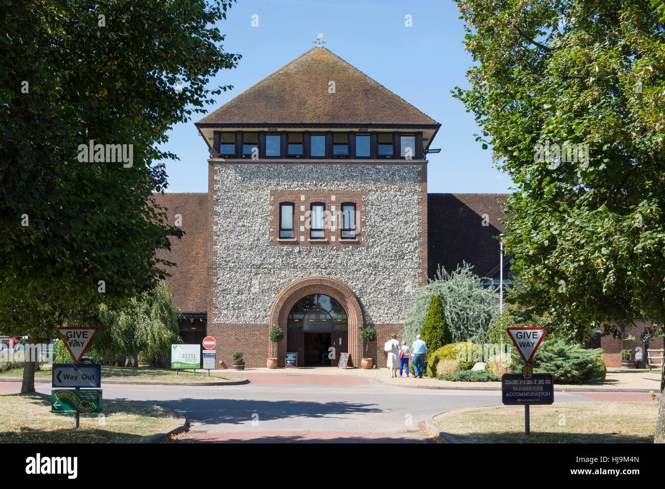 Haupteingang und das Galerie-Restaurant im Denbies Wine Estate, London Road, Dorking, Surrey, Vereinigtes Königreich Stockfoto