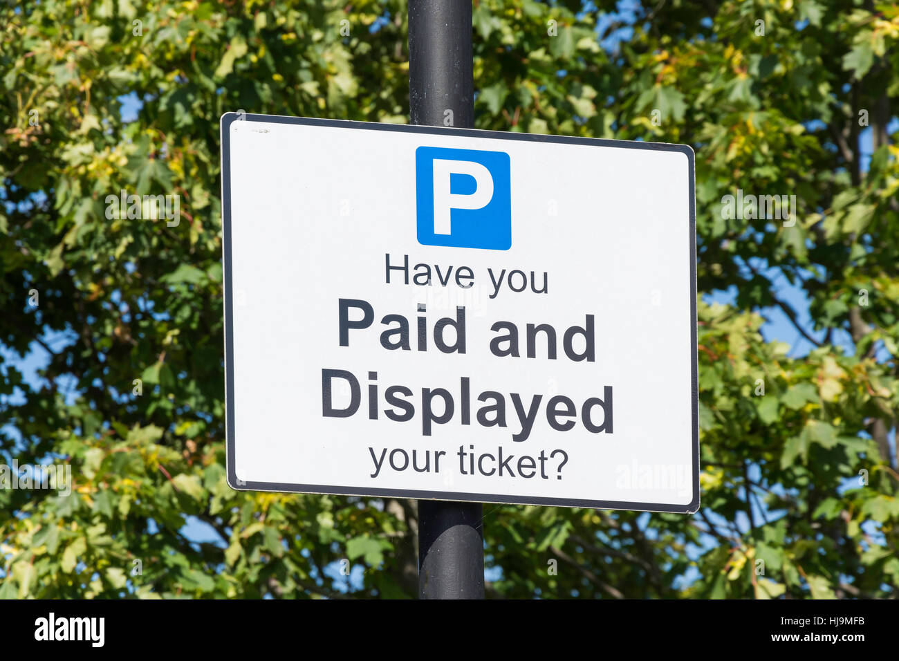 Zahlen Sie und zeigen Sie Parkplatz Schild, Saint Martins Walk Auto Park, Dorking, Surrey, England, Vereinigtes Königreich an Stockfoto