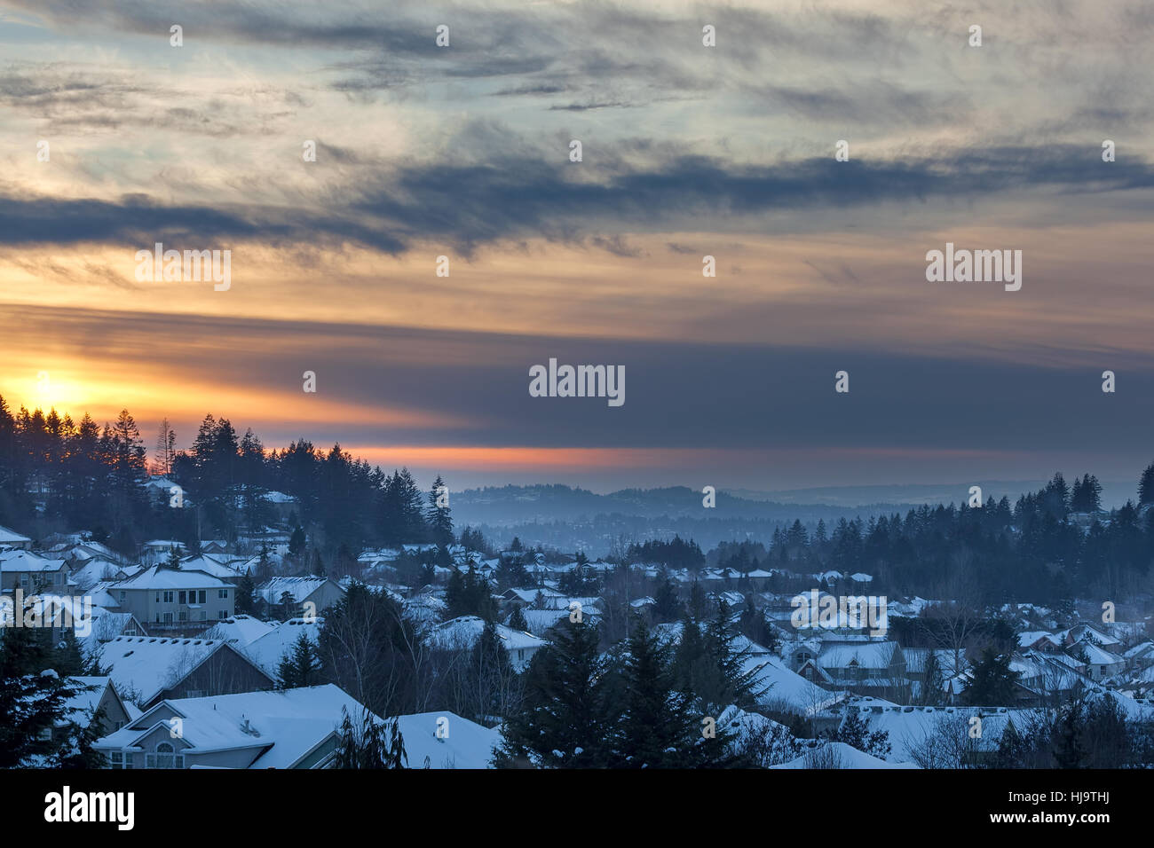 Happy Valley Oregon Vorort Häuser während des Sonnenuntergangs mit Schnee bedeckt Stockfoto