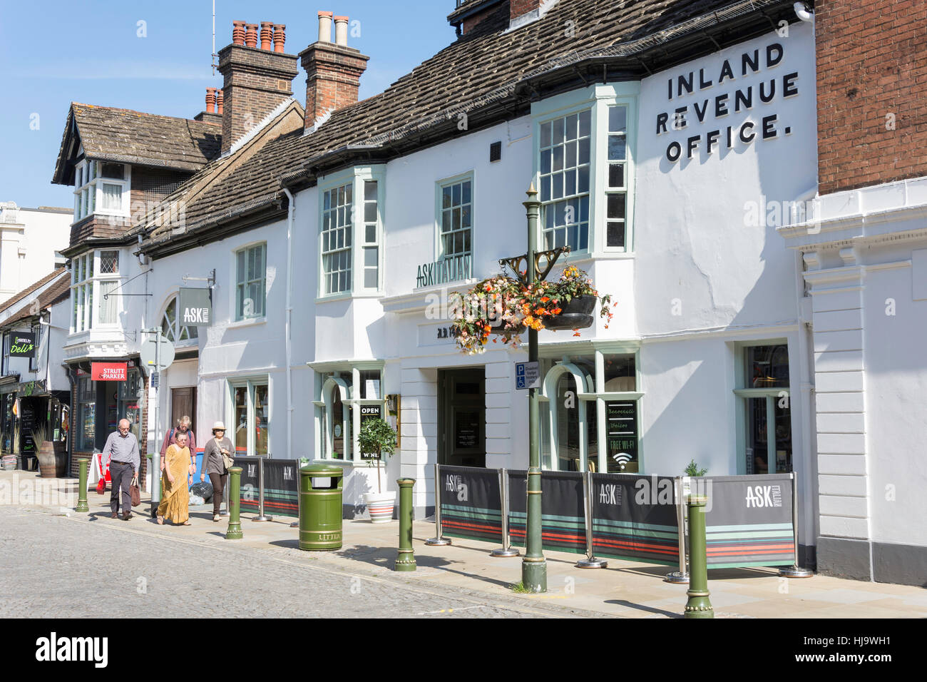 Fragen Sie im ehemaligen 15. Jahrhundert Olde Kings Head Hotel Restaurant, Carfax, Horsham, West Sussex, England, Vereinigtes Königreich Stockfoto
