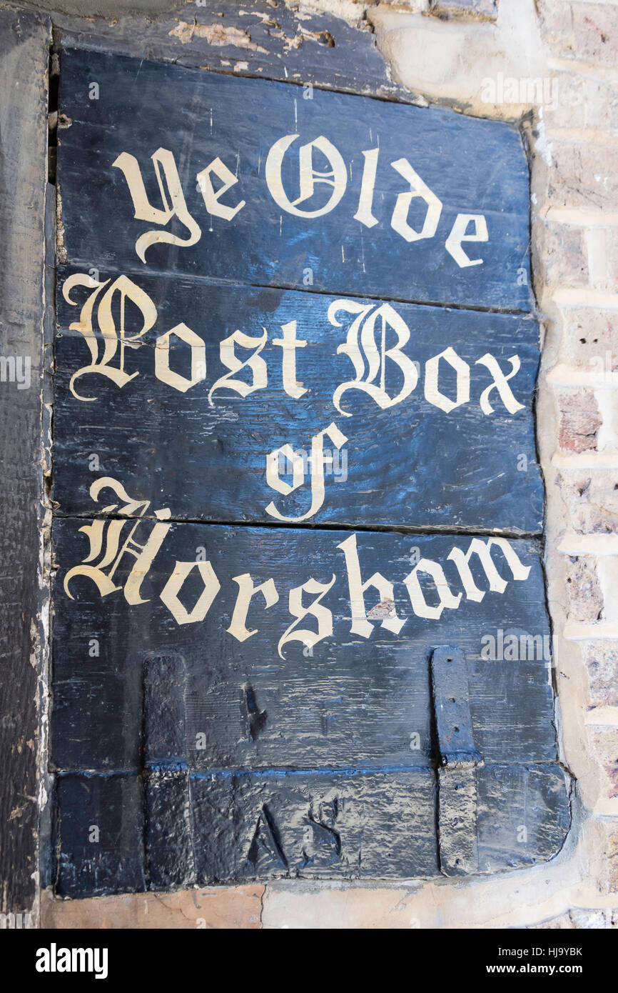 Historische "Ye Olde Briefkasten von Horsham" Wand auf, Marktplatz, Horsham, West Sussex, England, Vereinigtes Königreich Stockfoto