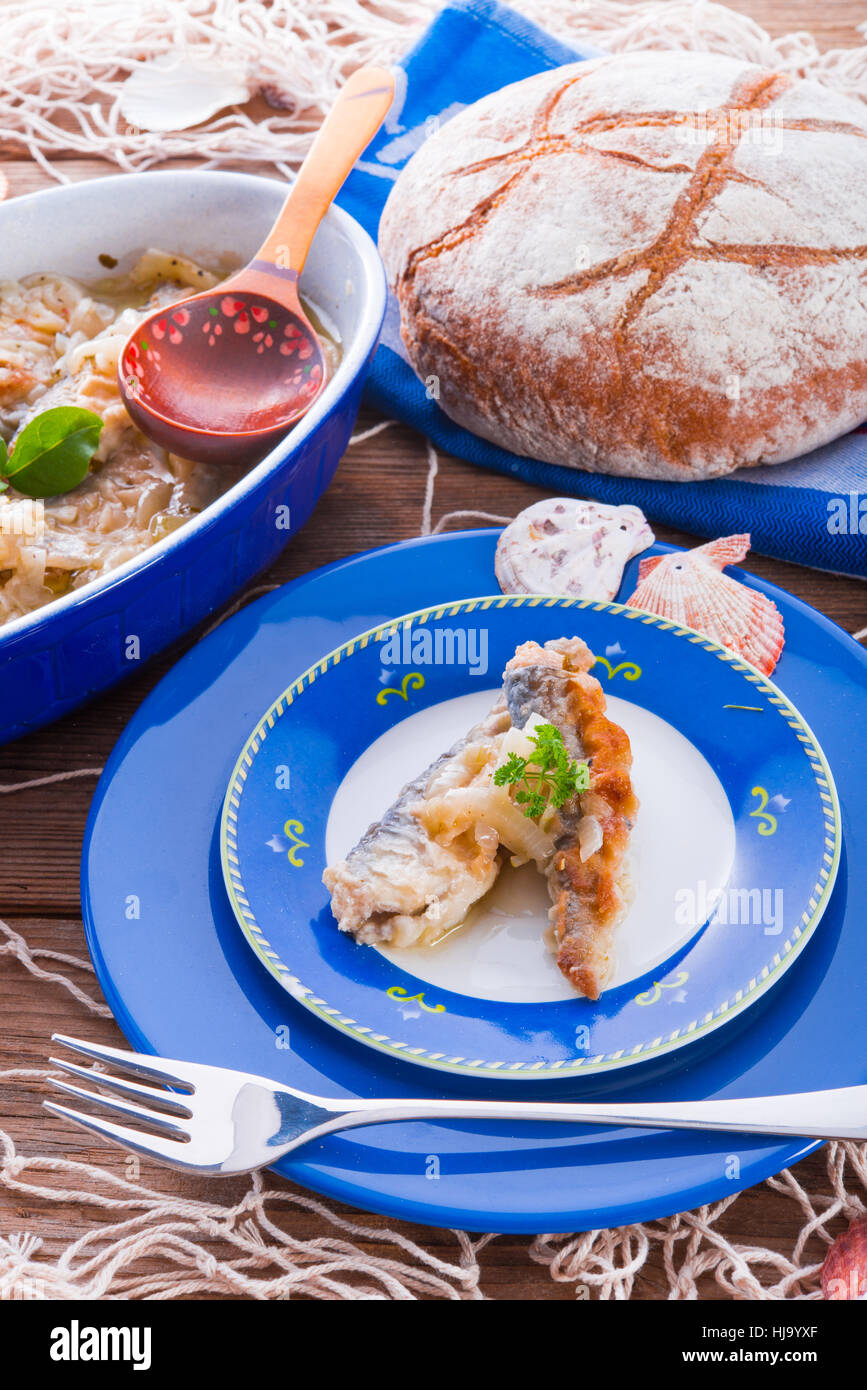 sauer eingelegte gebratene Heringe Stockfoto