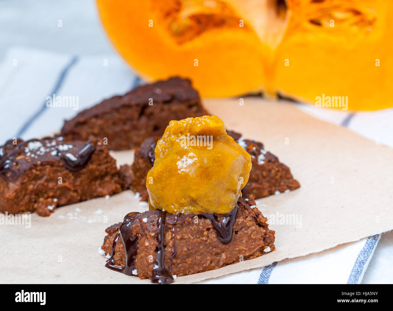 Kürbis-Vegan Brownie mit einer Kugel Kürbis Eiscreme und Schokolade. Liebe für eine gesunde Desserts-Konzept. Stockfoto