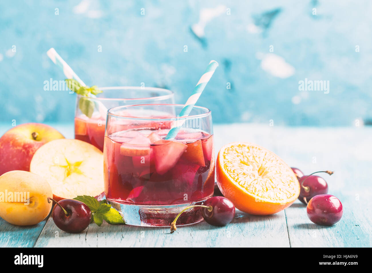 Erfrischende Sangria oder Bowle mit Obst in Gläsern Stockfoto