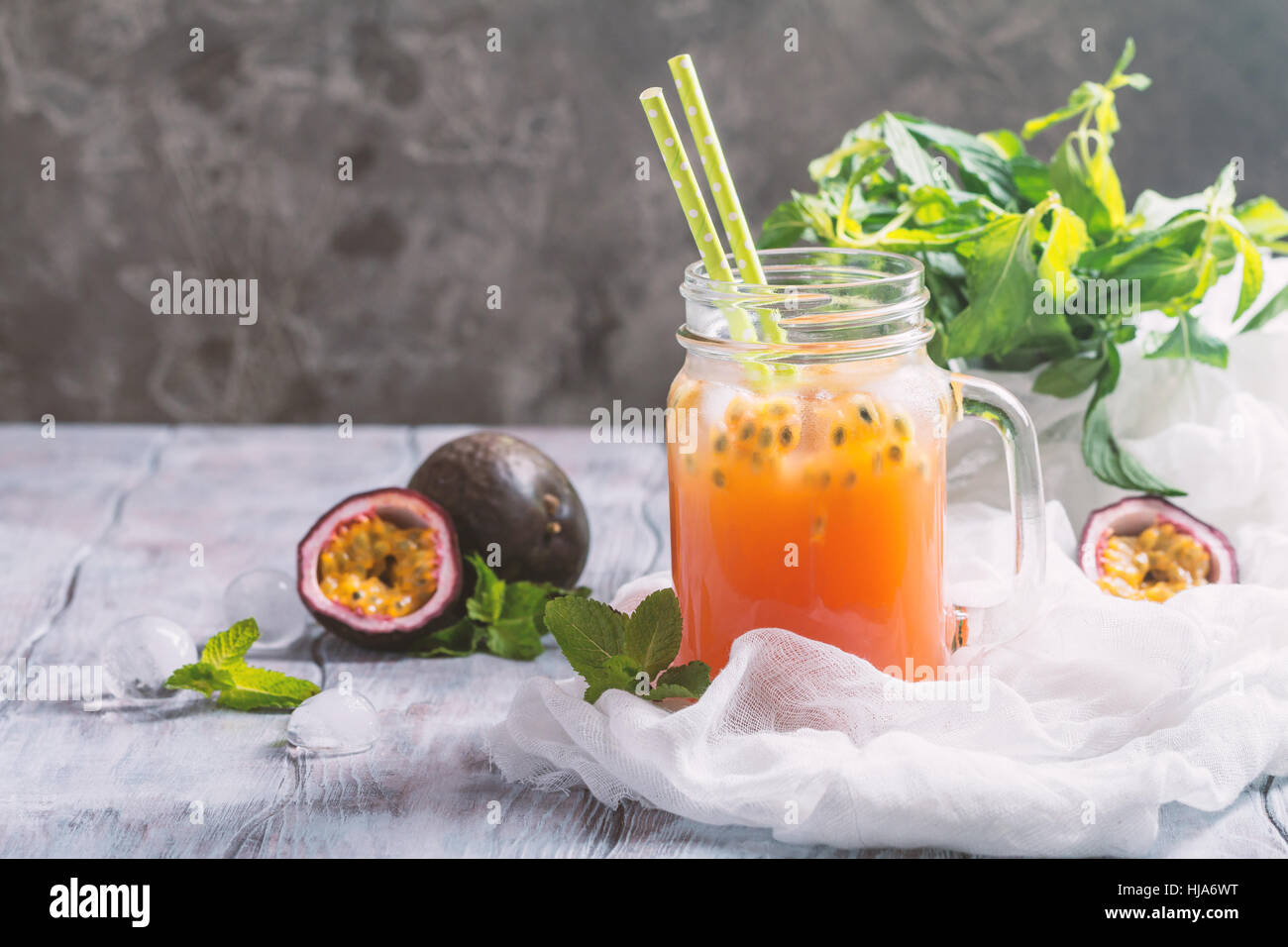 Hausgemachte Limonade mit Maracuja, Minze und Eiswürfel auf grauem  Hintergrund Stockfotografie - Alamy