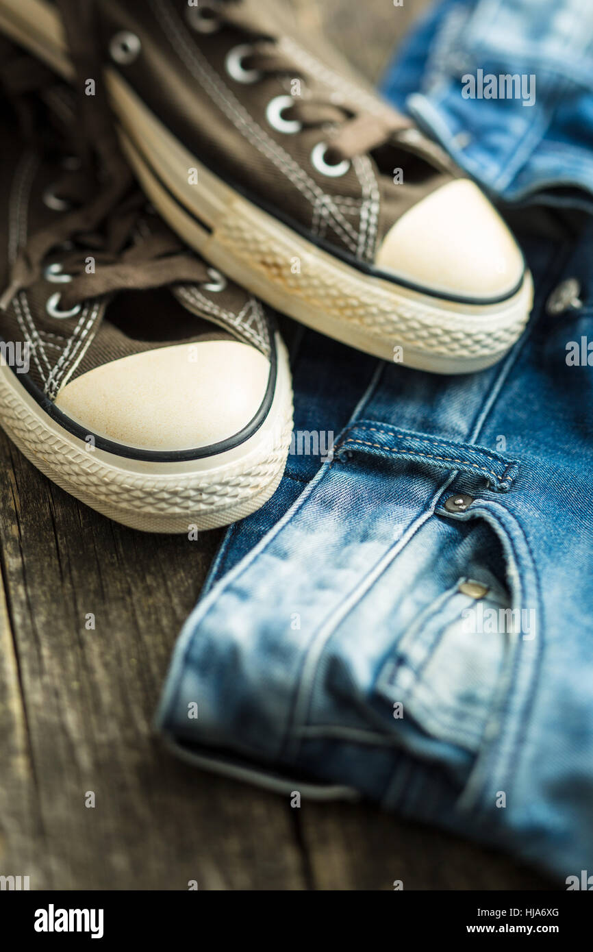 Die Blue Jeans und Vintage Sneaker. Stockfoto