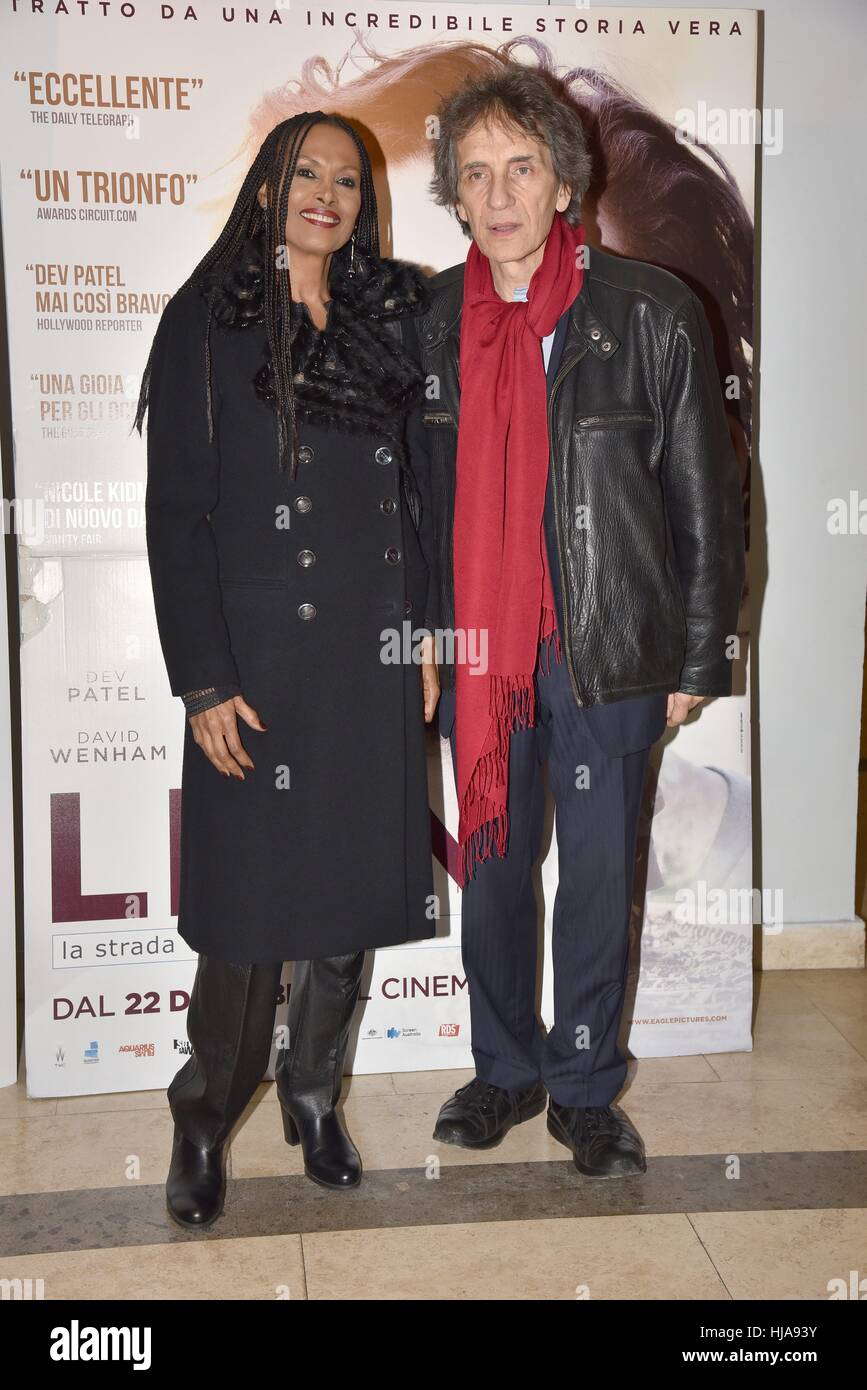 Zeudi Araya und Massimo Spano Teilnahme an der Premiere von 'Löwe' in der Casa del Cinema Villa Borghese in Rom, Italien.  D: Zeudi Araya, Massimo Spano wo: Rom, Latium, Italien bei: Kredit-22. Dezember 2016: IPA/WENN.com ** nur verfügbar für die Veröffentlichung in UK, USA, Deutschland, Österreich, Schweiz ** Stockfoto