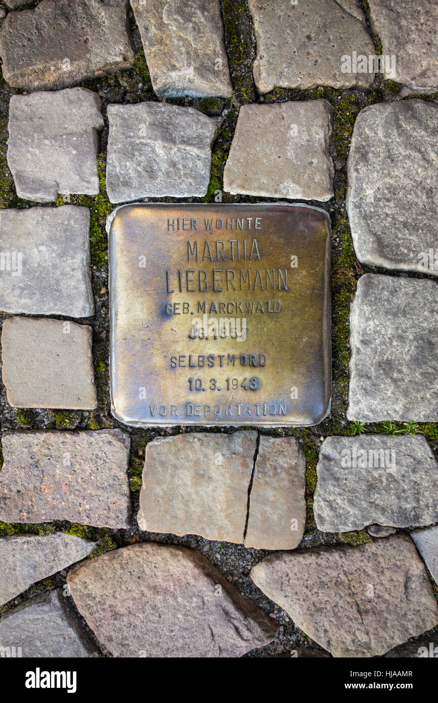 Berlin. Deutschland. Stolperstein gewidmet Martha Liebermann (1857 – 1943), Frau des Künstlers Max Liebermann, außerhalb ihrer forme Stockfoto