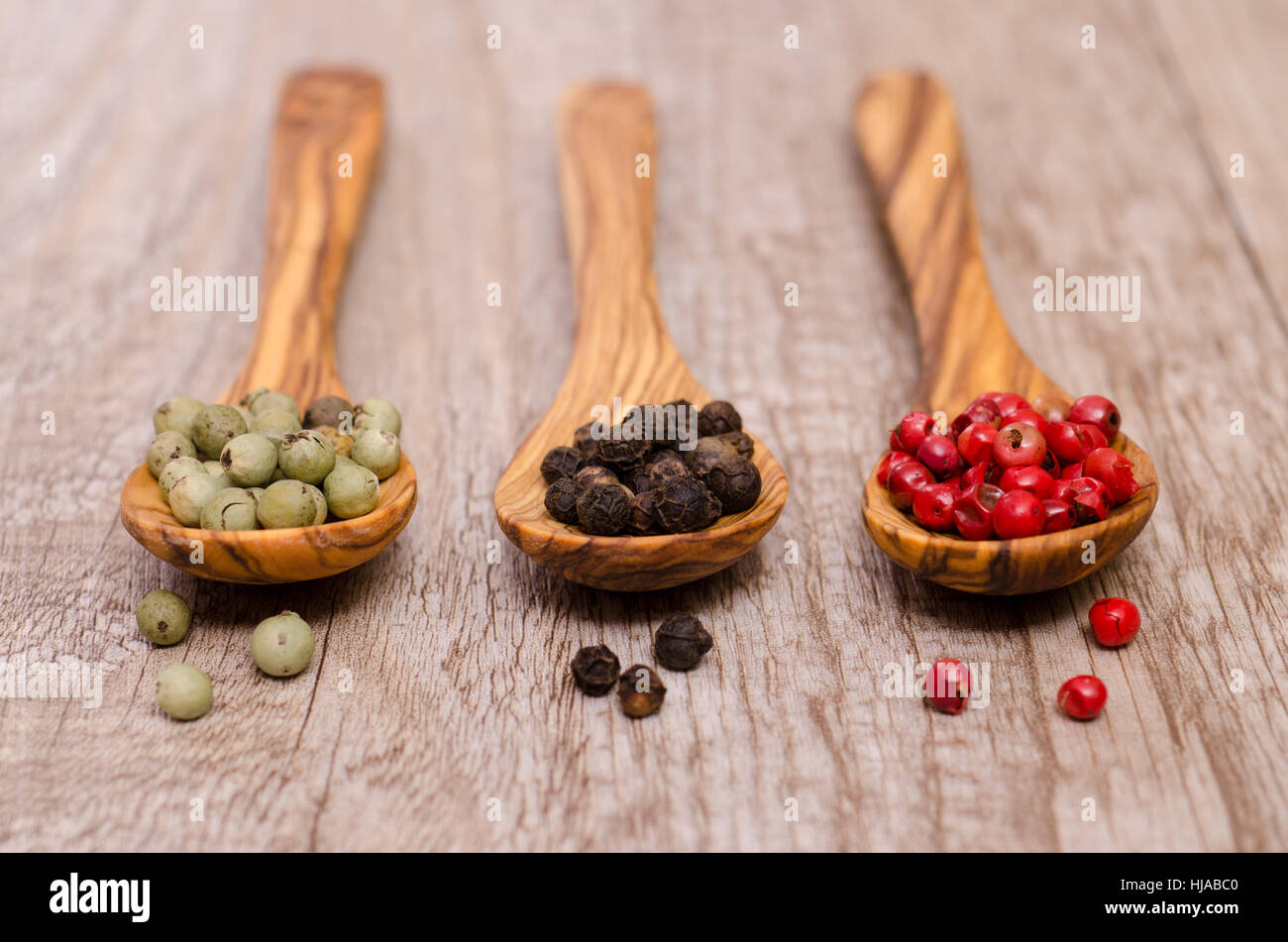 3 Arten von Pfeffer auf einem Löffel Stockfoto