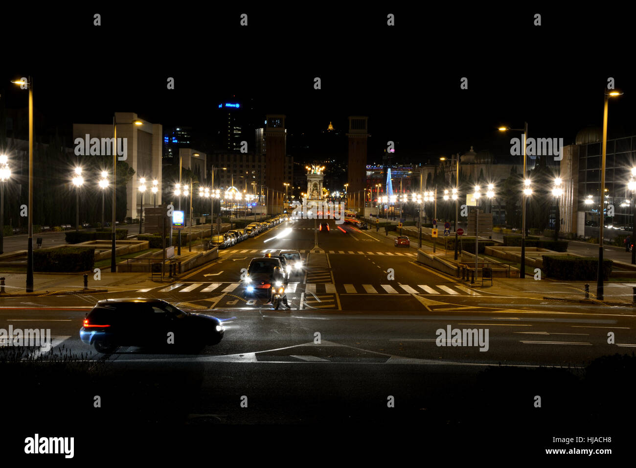 Barcelona, Spanien - 1. Dezember 2016: Avinguda De La Reina Maria Cristina Straße in der Nacht in Barcelona, Spanien. Nicht identifizierte Personen sichtbar. Stockfoto