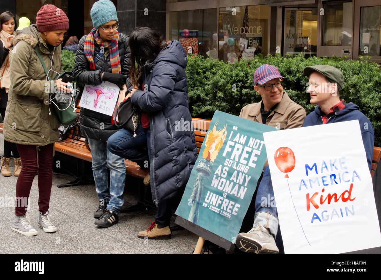 Mehr als 400.000 Menschen marschierten durch Midtown Manhattan am 21. Januar 2017, US Präsident Trump Politiken und Verhalten zu protestieren. Stockfoto