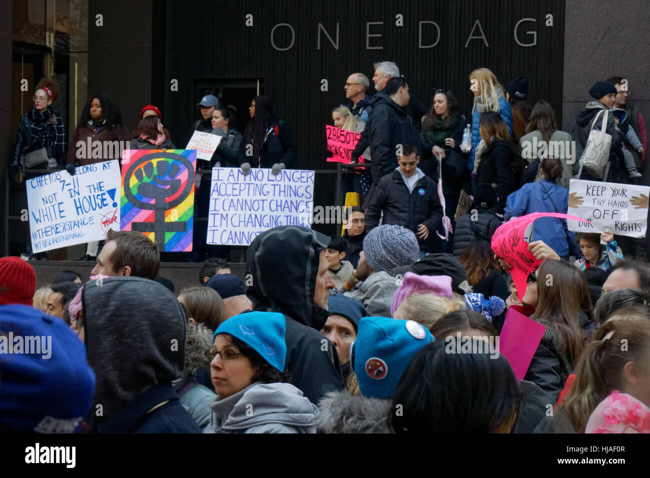 Mehr als 400.000 Menschen marschierten durch Midtown Manhattan am 21. Januar 2017, US Präsident Trump Politiken und Verhalten zu protestieren. Stockfoto