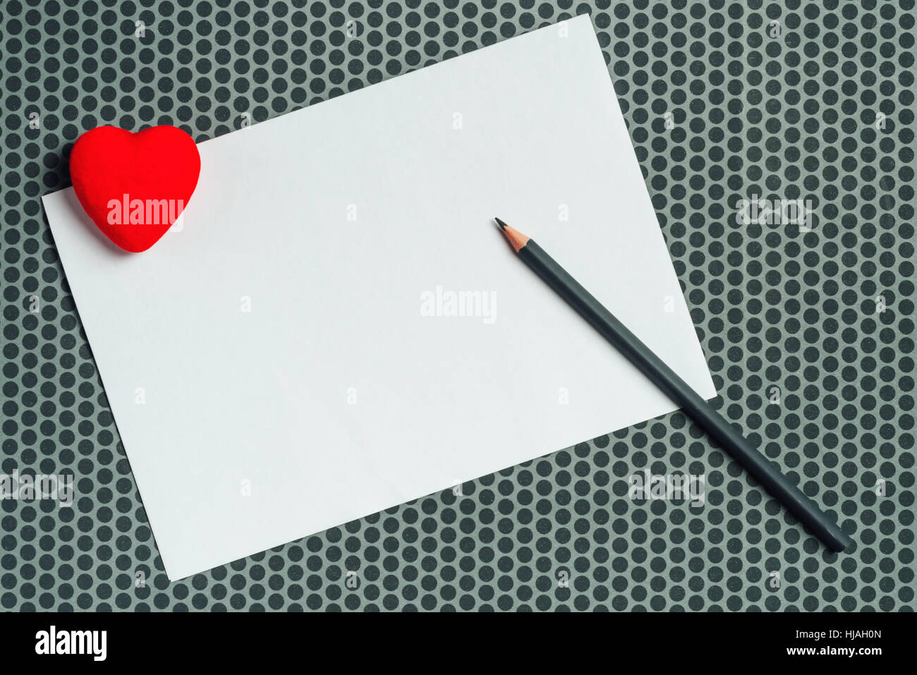 Mock-up, Valentinstag Grußkarte mit roten Herzen und Bleistift, Textfreiraum Liebesbrief Stockfoto