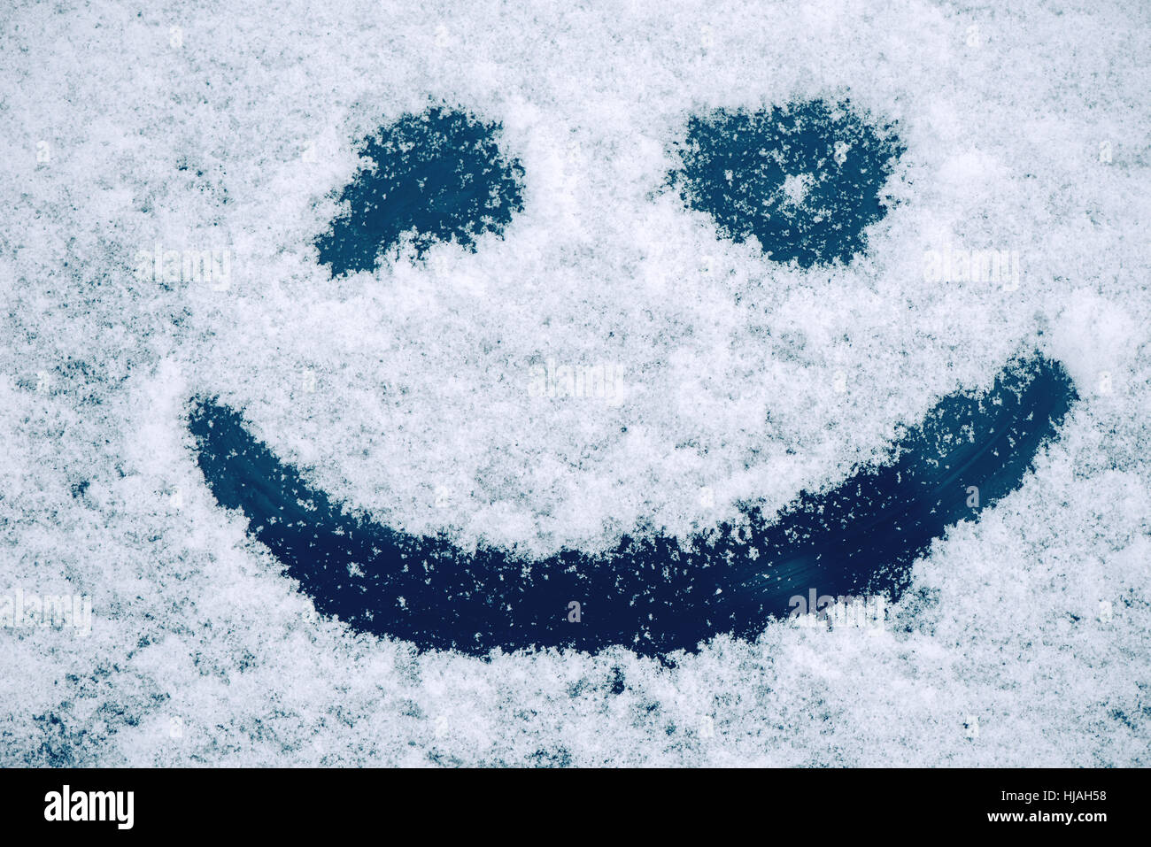 Happy Smiley Emoticon im Schnee, Winter Saison Freude und Glück-Konzept Stockfoto