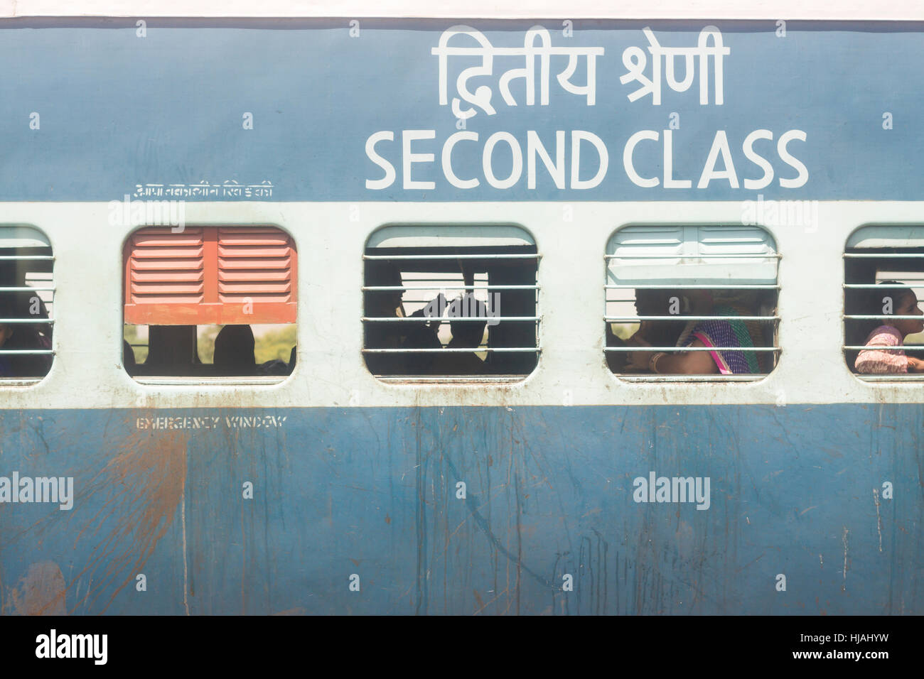 Indische Eisenbahnwaggon mit Passagieren. Pushkar, Rajasthan, Indien Stockfoto