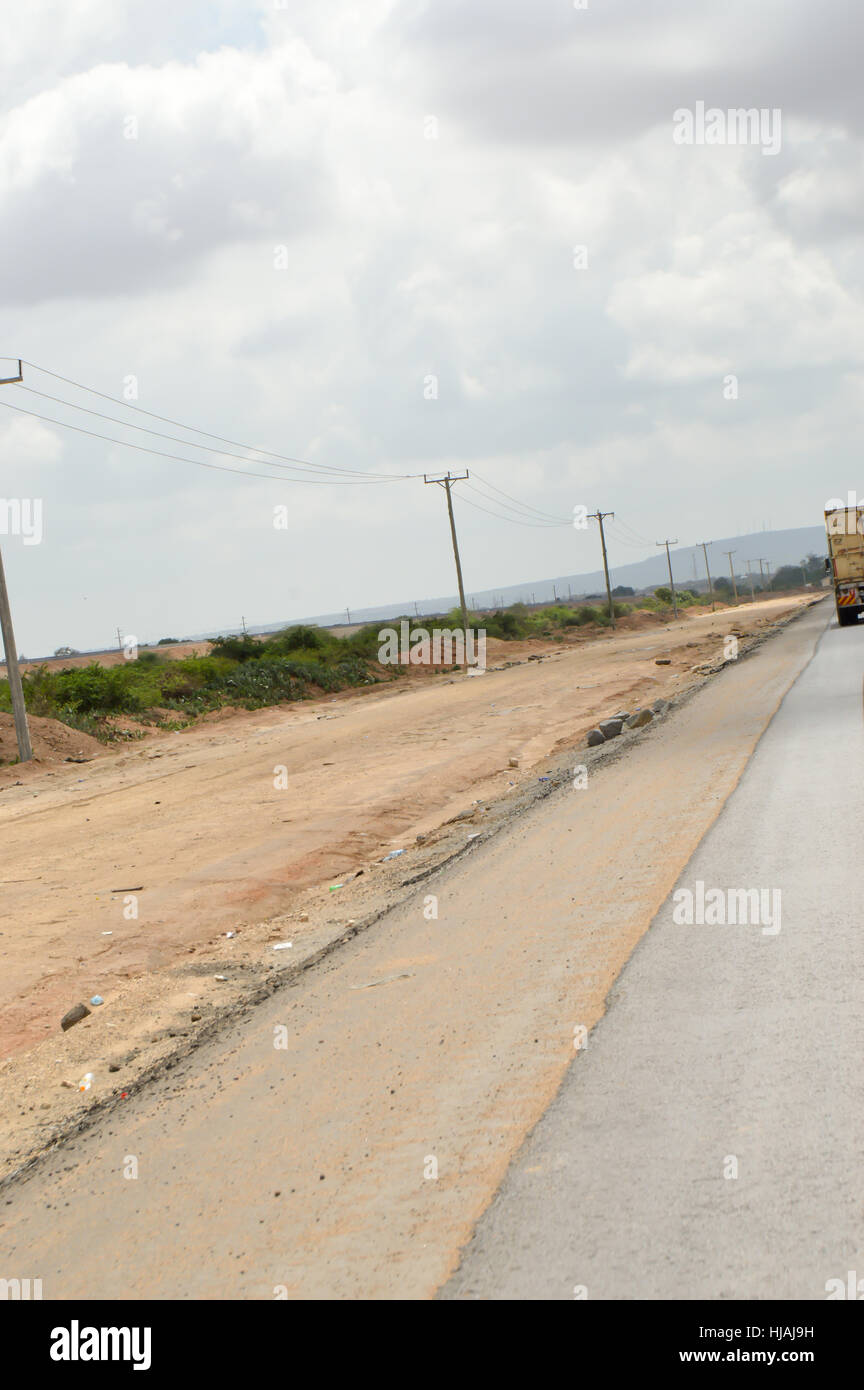 Road-Erweiterung funktioniert auf dem Weg von Mombasa nach Nairobi, Kenia Stockfoto