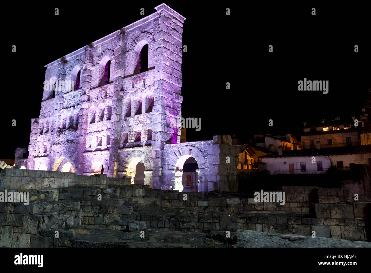 Römisches Theater für Weihnachten beleuchtet. Aosta, Aostatal. Italien Stockfoto