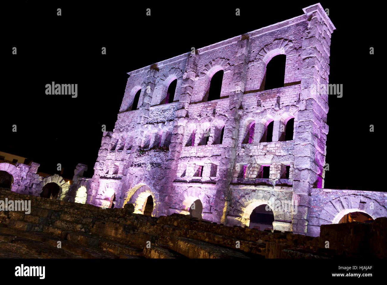 Römisches Theater für Weihnachten beleuchtet. Aosta, Aostatal. Italien Stockfoto